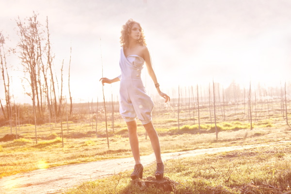 fashion\110230Welcome.spring\luca_patrone_aurora_potenti_welcome_summer05.JPG